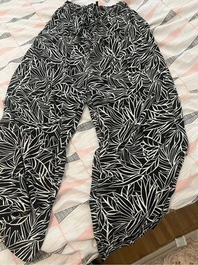 Banana Republic Black & White Leaf-Print Joggers
